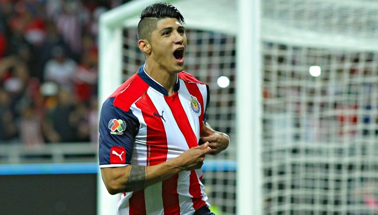 Alan Pulido festeja un gol con Chivas