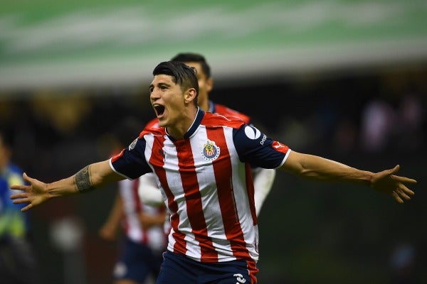 Alan Pulido festeja el empate momentaneo frente al América