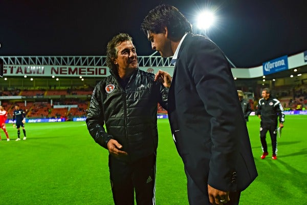 Rubén Omar Romano platica con José Cardozo previo a un partido