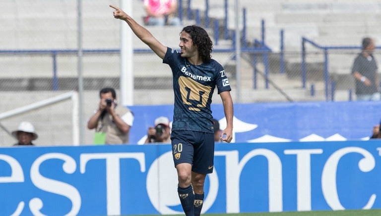 Matías Britos dedica un gol anotado en el Olímpico Universitario