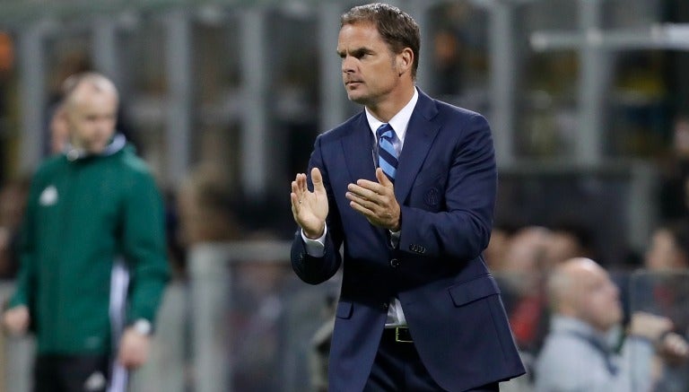  Frank De Boer anima a sus jugadores tras una derrota en Serie A