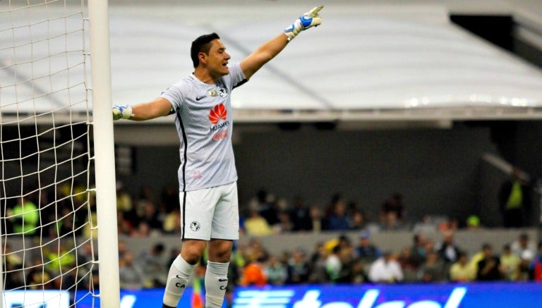 Muñoz da instrucciones a sus compañeros en el duelo contra Santos