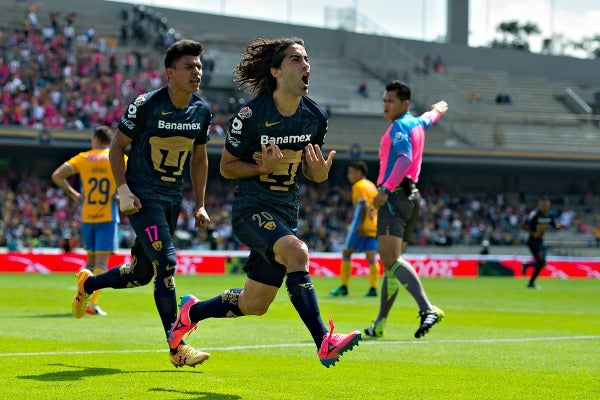 Matías Britos festejando su gol frente a Tigres