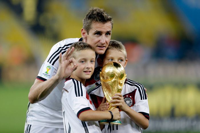 Klose posa con la Copa del Mundo de Brasil 2014