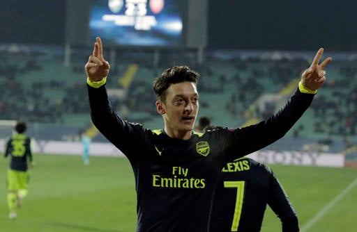 Özil festeja su golazo en Champions League