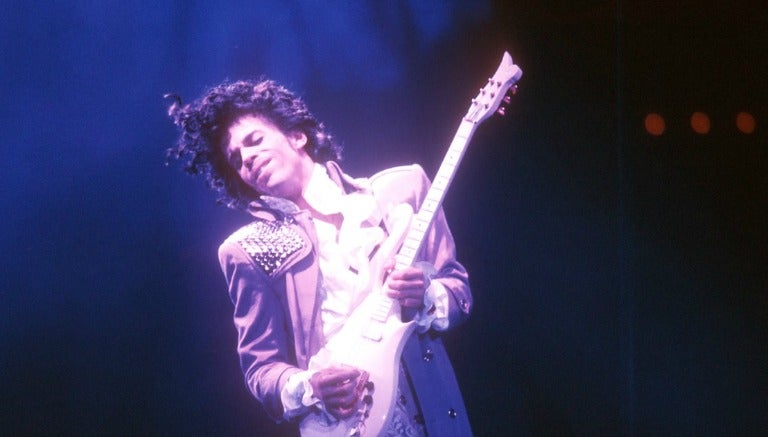 Prince toca la guitarra en un concierto