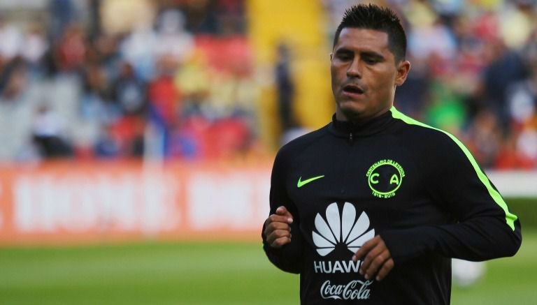 Osvaldo Martínez calentando antes de un juego con las Águilas