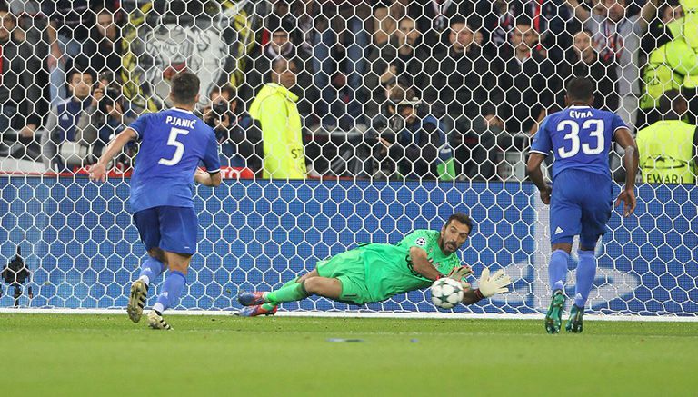 Buffon ataja en juego de Champions 