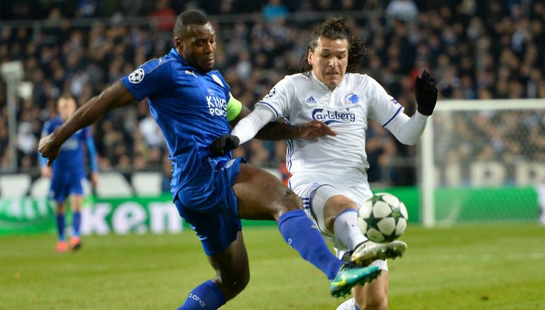 Wes Morgan y Federico Santander pelean por un balón