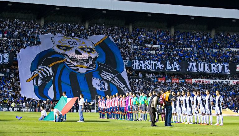 Así luce la manta en el estadio de los Gallos