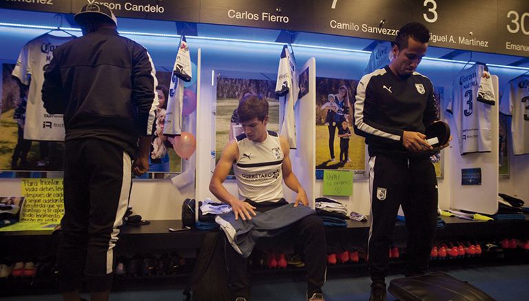 Jugadores de Gallos observan sus vestidores adornados 