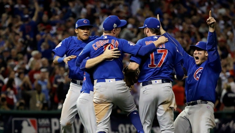 Jugadores de Chicago Cubs festejan tras el triunfo