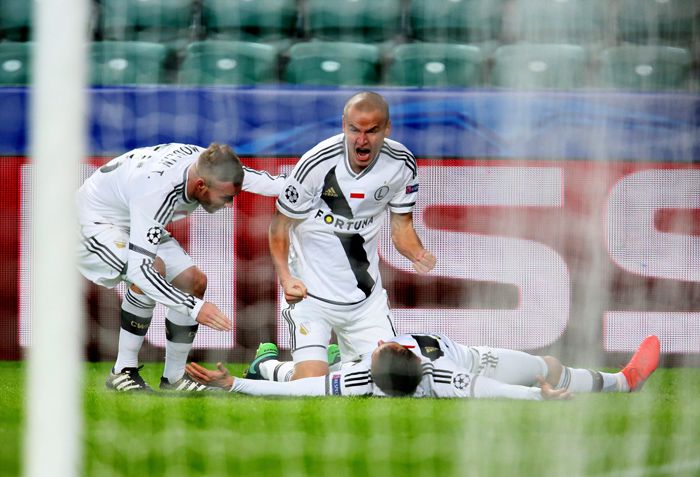 Jugadores del Legia festejan un gol contra el Real Madrid