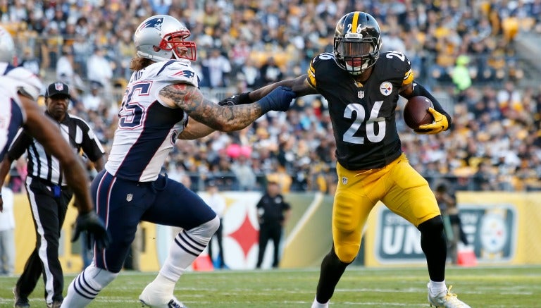  Le'Veon evitando al jugador de los Patriotas, Chris Long