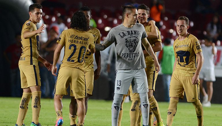 Jugadores de Pumas celebran victoria contra Veracruz 