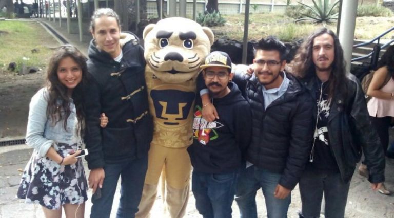 Goyo se tomó fotos con los alumnos de las facultades mientras regalaba boletos