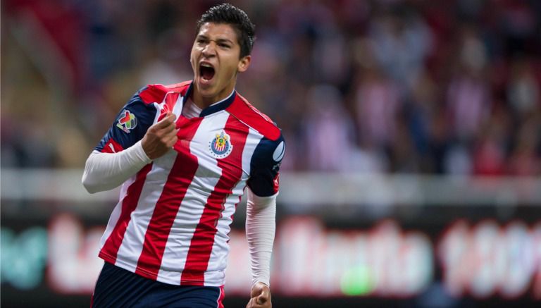 Ángel Zaldívar celebra un gol convertido en el último juego entre Chivas y Cruz Azul