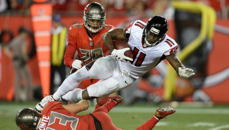 Julio Jones recibiendo un pase y entrando a la zona de anotación