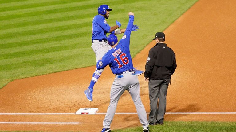 Fowler celebra su HR en el Juego 7 contra Indians