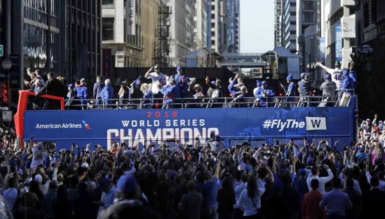 Aficionados de los Cubs invaden las calles de Chicago