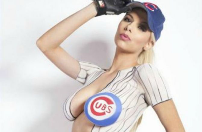 Ashley Salazar muestra su apoyo a los Cubs con body paint