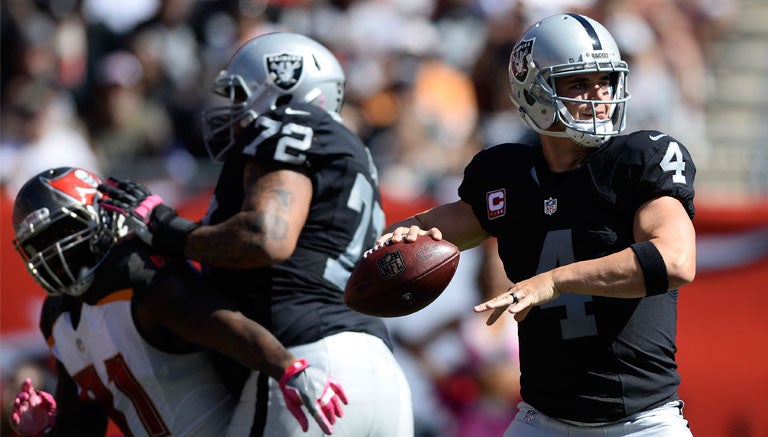  Derek Carr prepara su pase en duelo frente a Tampa Bay