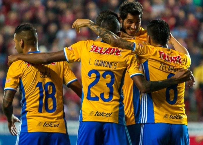 Jugadores de Tigres festejan el tanto de Zelarayán