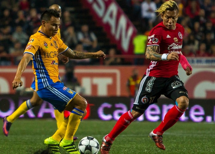 Batalla por el balón en mitad de cancha