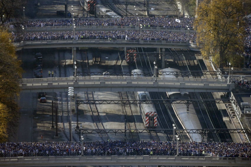 Puentes de Chicago repletos de fans de los Cubs