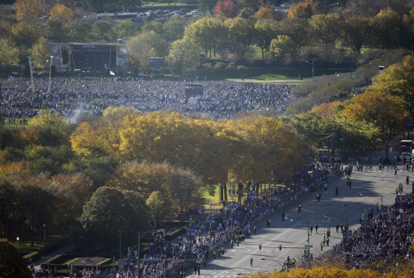 Fans de Cubs esperan al evento donde hablarán jugadores y directivos