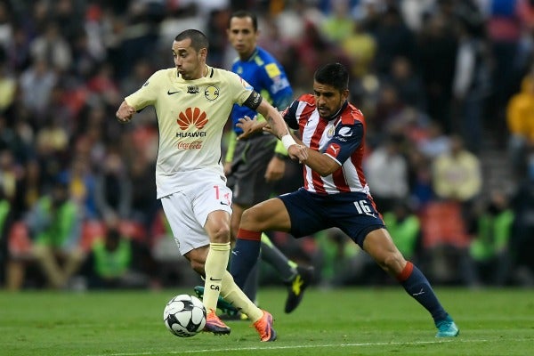 Sambueza conduce un balón durante el partido de Copa MX con Chivas