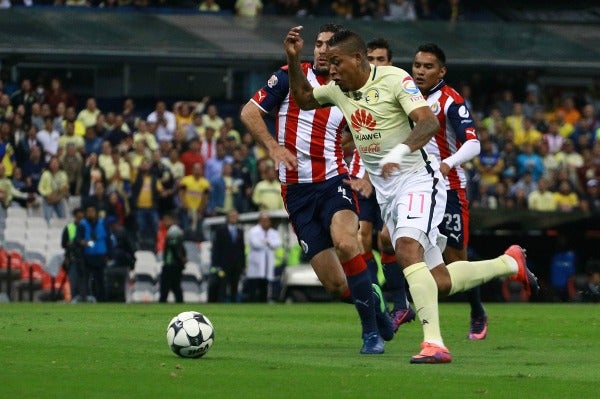 Michael Arroyo disputa un balón durante el partido frente a Chivas