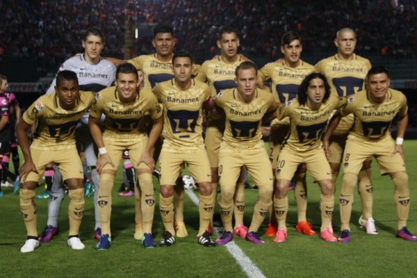 Jugadores de Pumas posan previo al partido frente a Veracruz