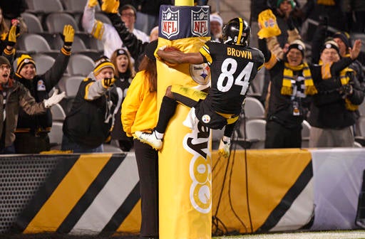  Antonio Brown celebrando anotación frente a Potros