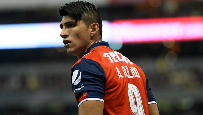 Alan Pulido, durante un partido con las Chivas