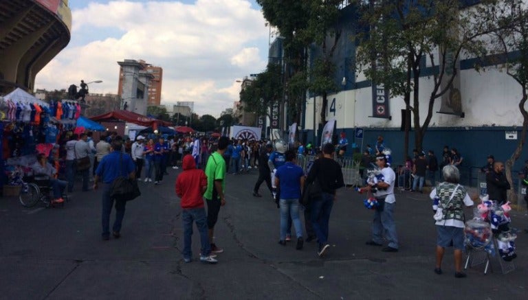 Poca afición acudió al Azul con vestimenta negra