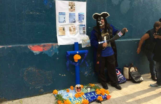 ‘El Pirata Azul', junto con su altar de muertos