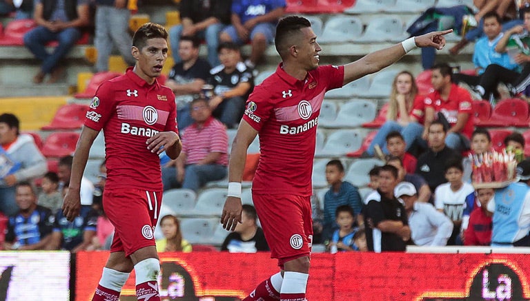 Uribe y Barrientos festejan un gol