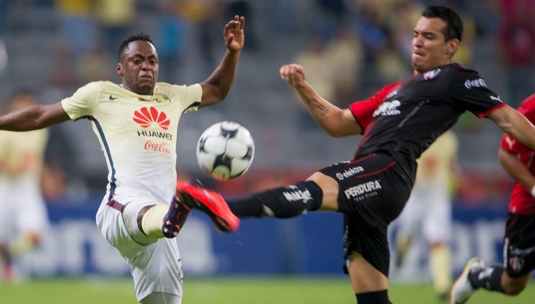 Ibarra pelea el balón en medio campo