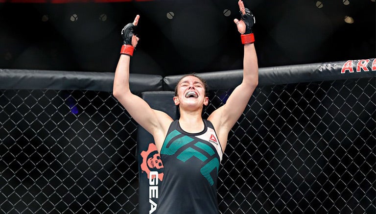 Alexa Grasso festeja su primer triunfo en UFC