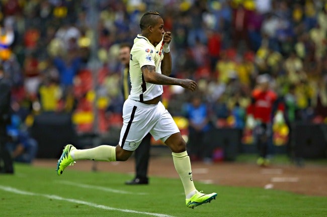 Michael festeja su tanto en el Clásico del Estadio Azteca