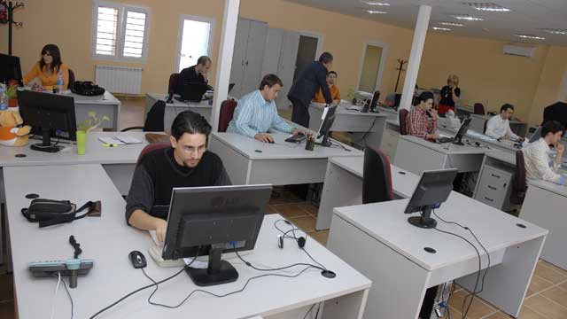 Empleados de una oficina de gobierno trabajando en sus computadoras