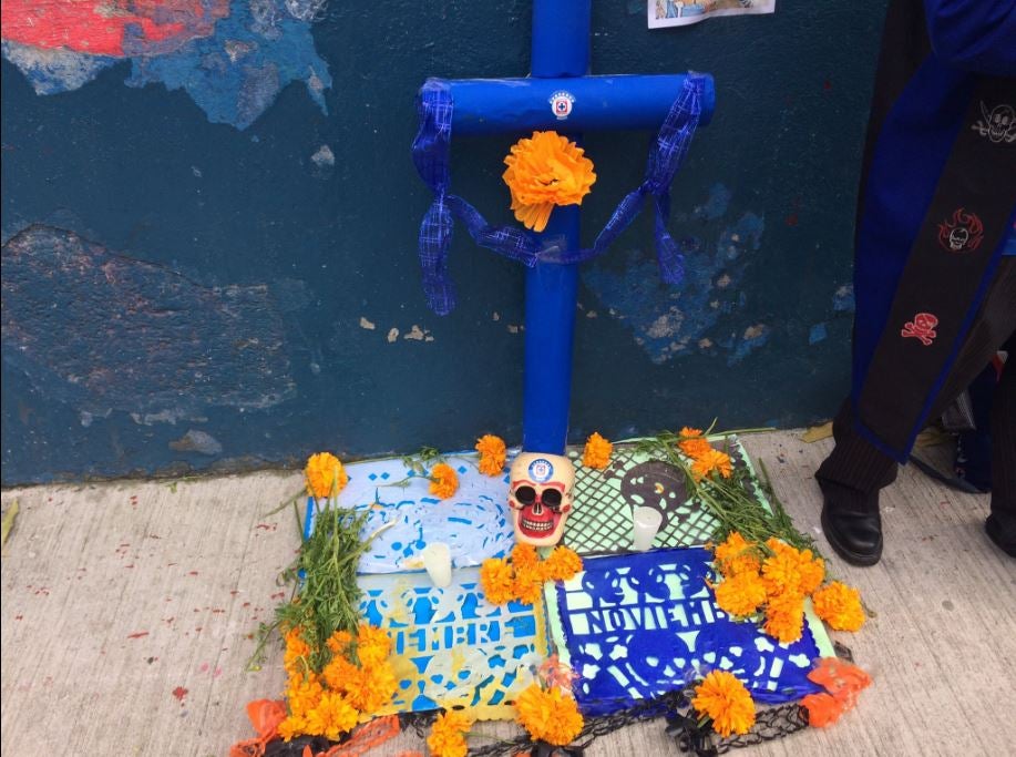 El altar de muertos afuera del estadio