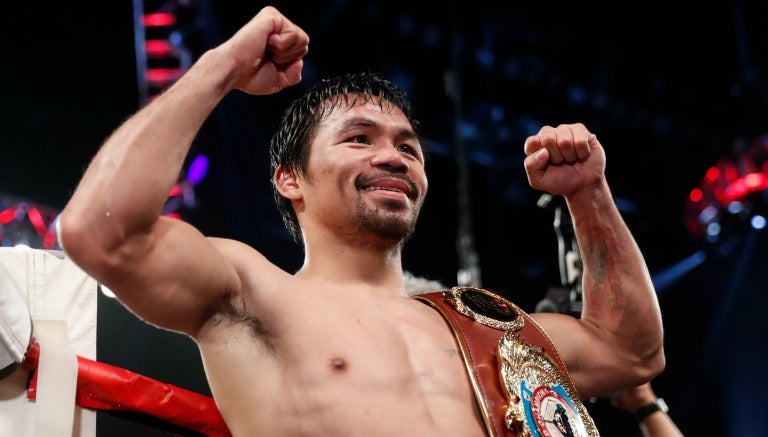 Pacquiao alza los brazos en señal de triunfo