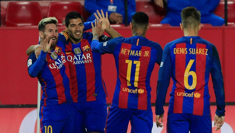 Messi celebra junto a Luis Suárez, Neymar y Denis Suárez su gol contra Sevilla