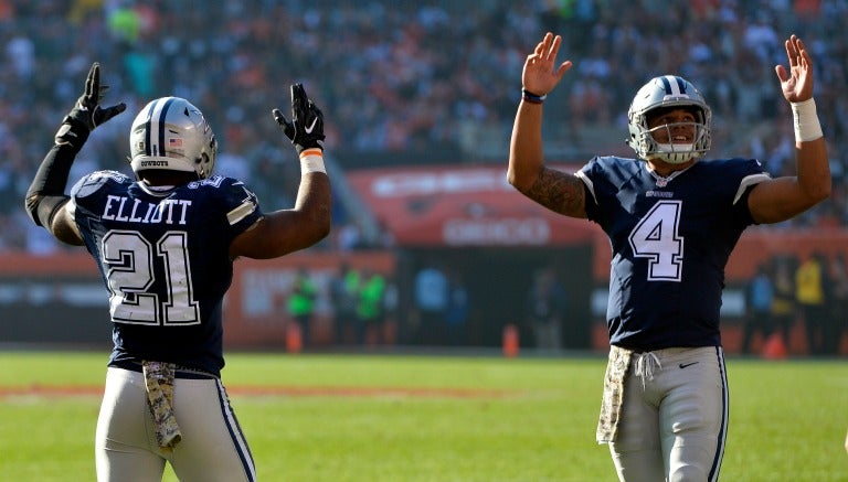 Ezekiel Elliott celebra touchdown con Dak Prescott