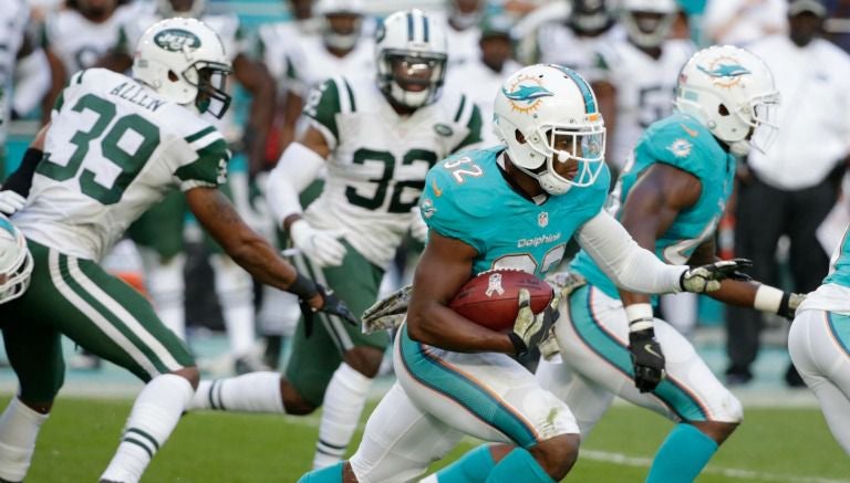 Kenyan Drake corre en el regreso de patada