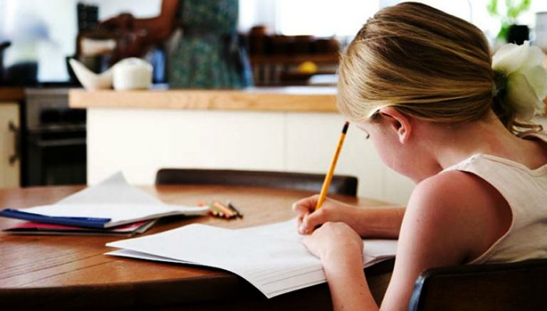 Niña hace su tarea escolar