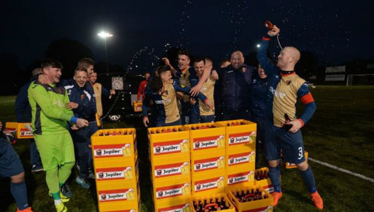 East Kilbride FC festeja con sus cajas de cerveza