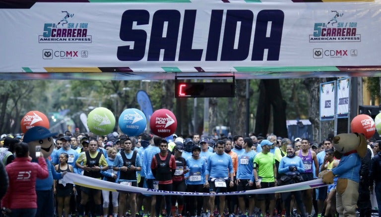 Los corredores esperan el inicio de la carrera